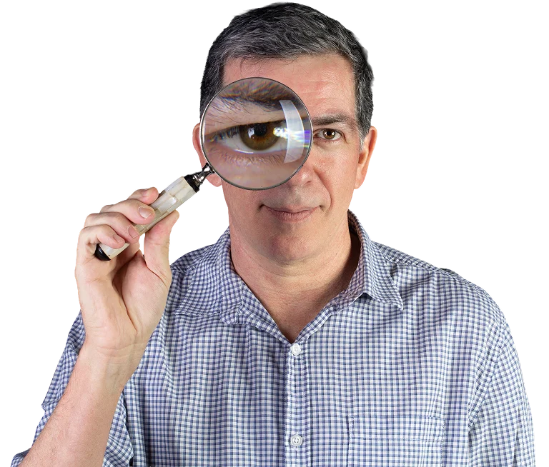 Professor Pinguim olhando pela lupa, examinando a física da prova